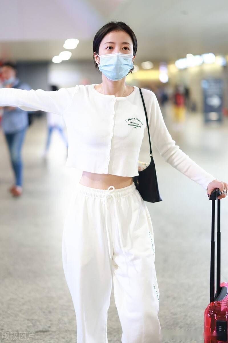 街拍周雨彤白色露脐短上衣运动裤绿色帆布鞋清爽休闲