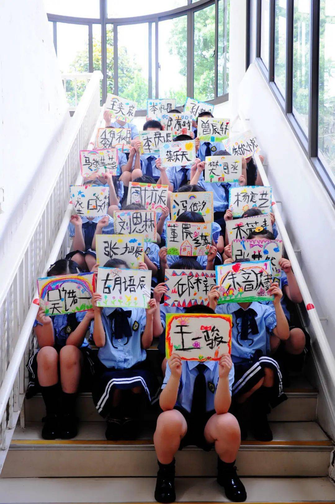 留下最美的回忆!长宁学子的创意毕业照来啦 | 我们毕业啦