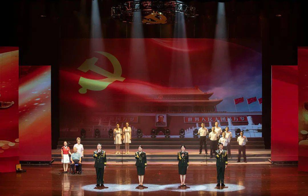 拉开了文艺汇演的序幕,文艺汇演以"党旗铸军魂"为主题,分为岁月流金