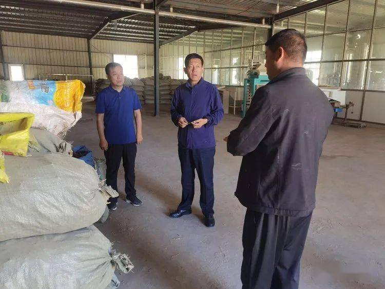 6月18日,平顺县人大常委会主任王建中到东寺头乡人大代表联络站开展