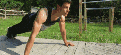 窄距俯卧撑和宽距俯卧撑的难度 62c38eba64c14e878212b049133027eb.gif