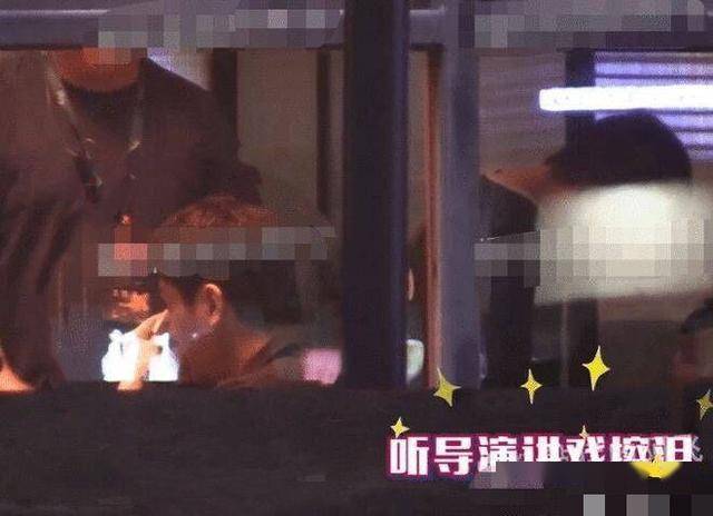 冯绍峰近照曝光,被拍片场擦泪,坐角落抽烟身材消瘦