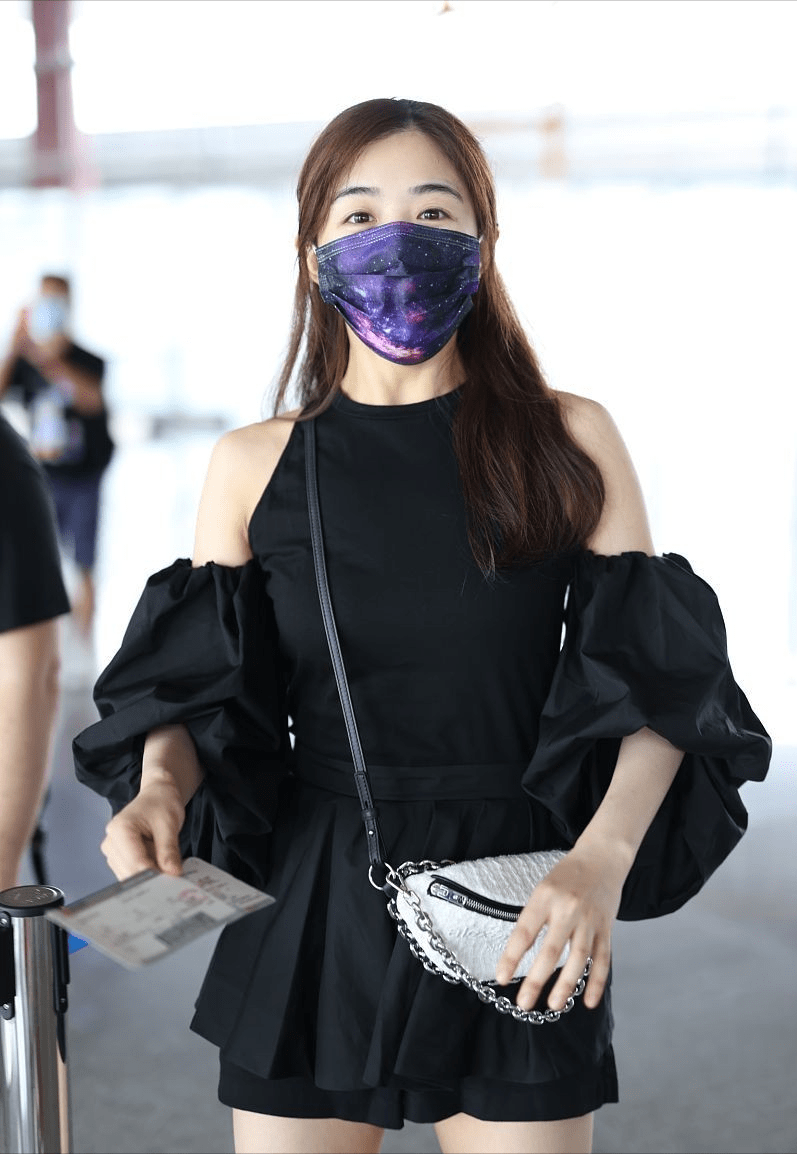 冻龄女孩张含韵真甜穿长靴腿更吸睛了哪像30的人