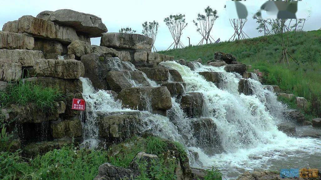 沿线跌水堰瀑布美不胜收草木葱茏生态堤骑游道旁大安区大山铺镇的宜