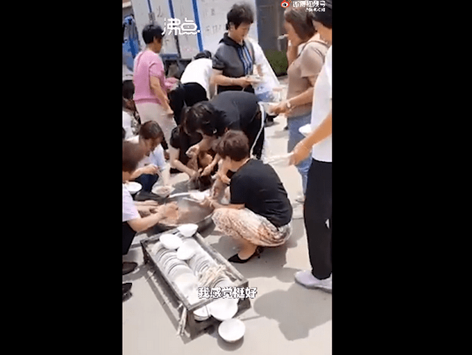 新人不摆宴席请亲友路边吃面 亲友：挺好的 不铺张浪费