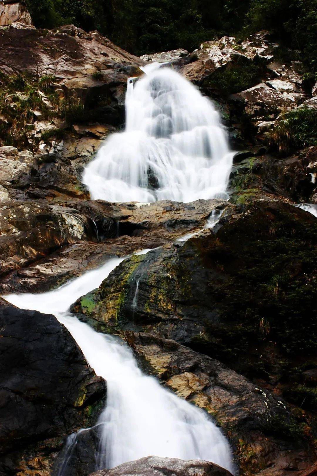 枫果山瀑布