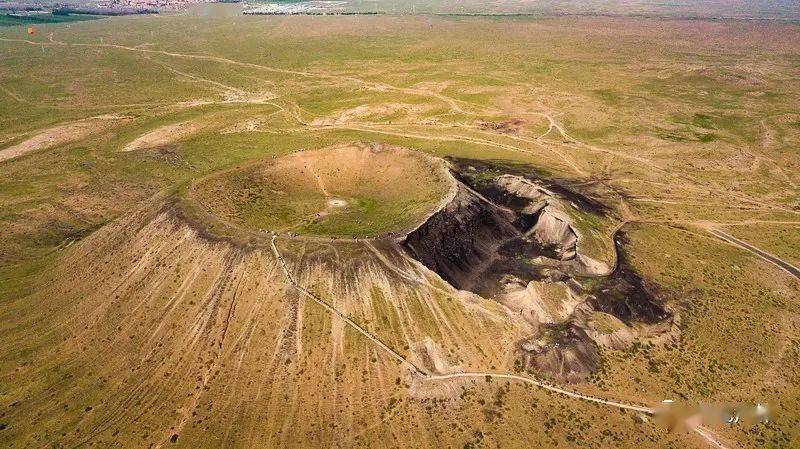 內蒙古有條火山噴發帶:北起大興安嶺北段東坡的諾敏河火山群,經