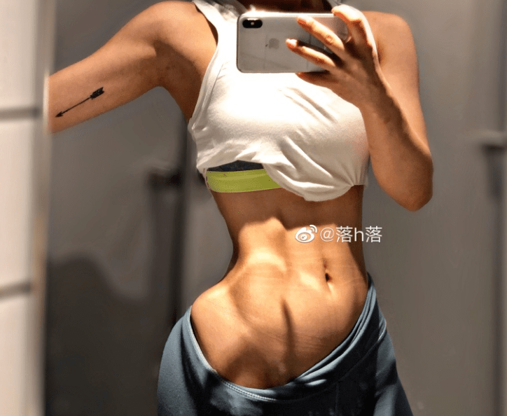 傲人的双峰,纤腰翘臀,皮肤白皙,细眉大眼,但是关键是人家长得也不赖啊