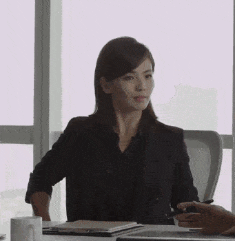 的刘涛,在婚后不久,就走上了替夫还账的贤妻之路;当嫁给富二代的黄奕