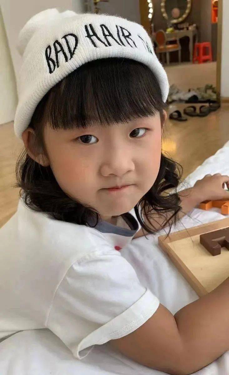 我是中三班的翁睿涵,很高兴我终于获得了这期的和美宝宝称号啦!