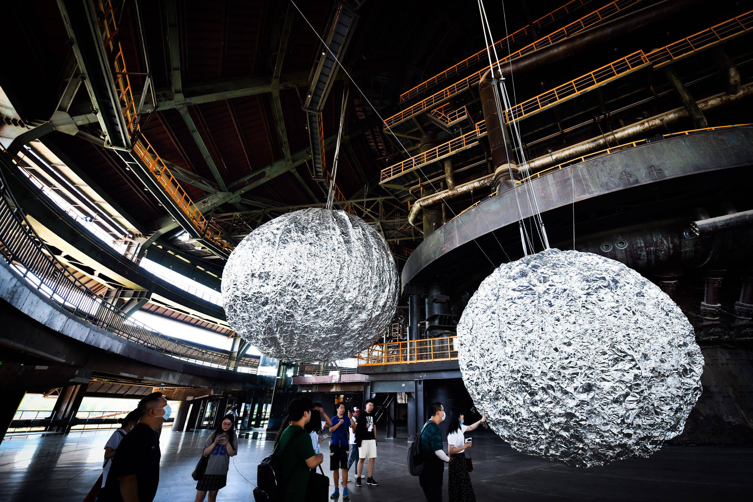 拍照打卡新胜地大型环境装置艺术展亮相首钢园