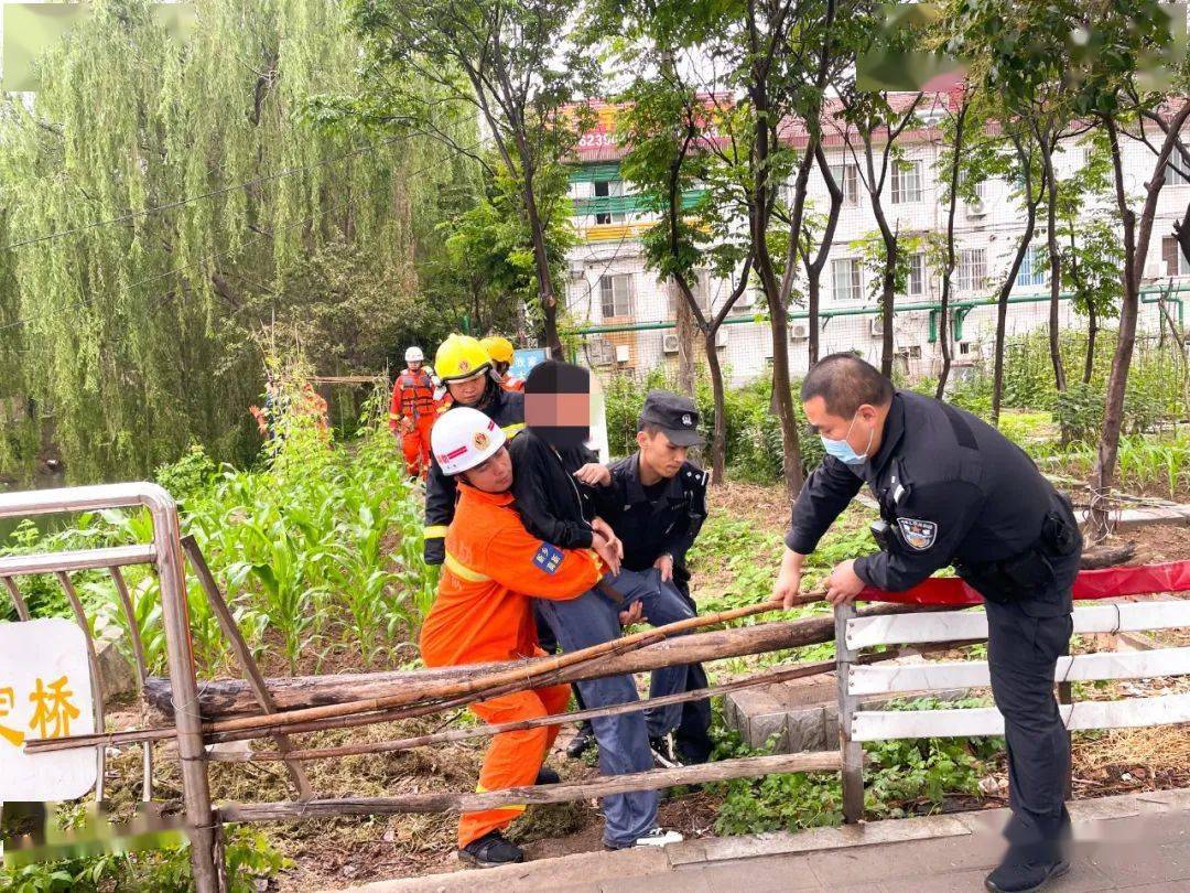 根據現場情況,消防救援人員無法使用橡皮艇進入水中,當即決定由四名