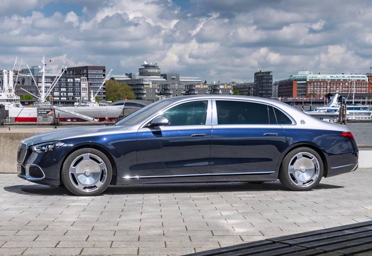 迈巴赫版奔驰s配置曝光40t引擎双色车身轴距加长更霸气