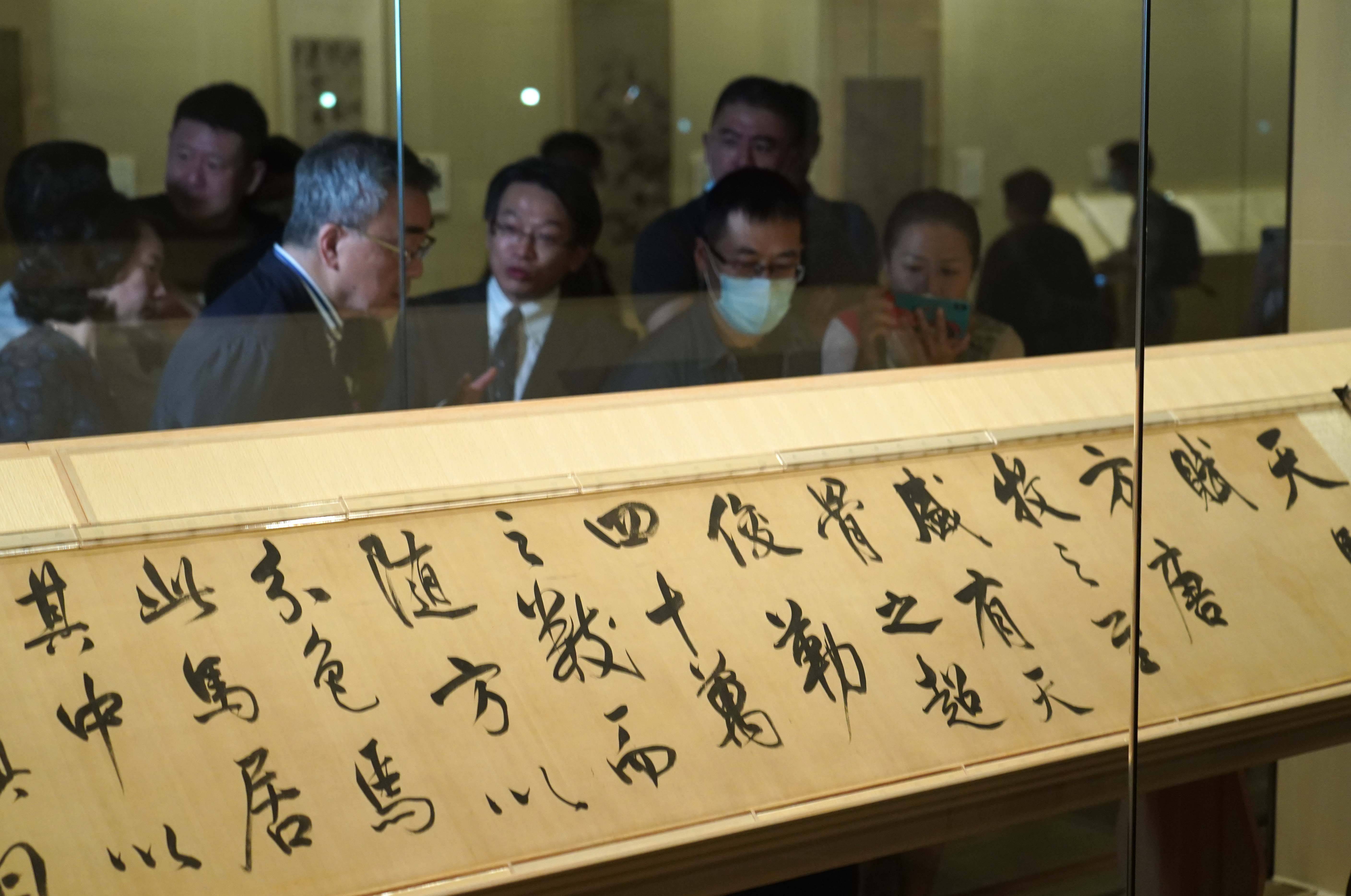 6月21日在特展现场拍摄的明代董其昌的书法长卷《天马赋》(局部).