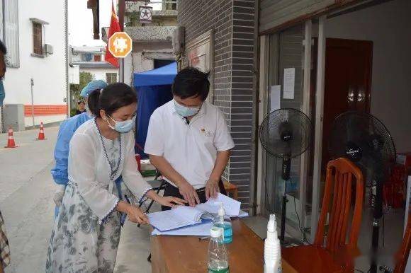 县长周小明到各检查站督导检查疫情防控工作