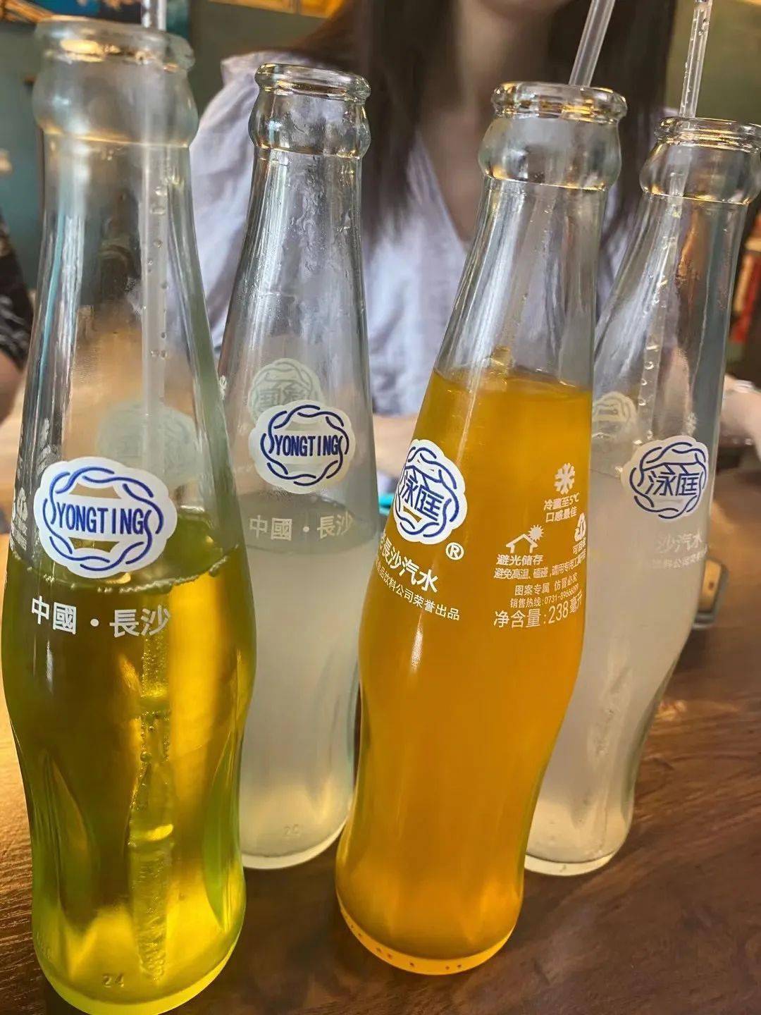 于是我们点了几瓶长沙汽水还有凉菜,开始了闲聊 等待.