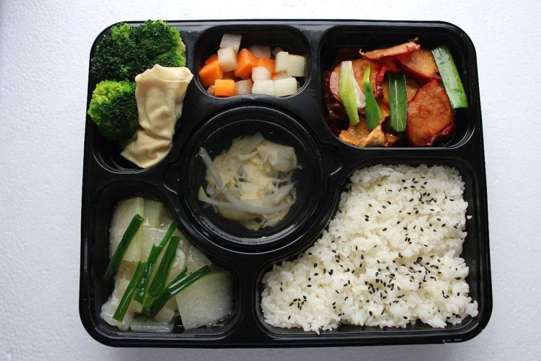 萧山一外卖配送点内部实拍人均13元的盒饭原来是这样做出来的