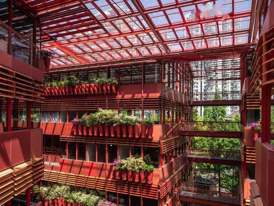 "the roof"是建筑大师让·努维尔在中国上海的城市建筑作品.