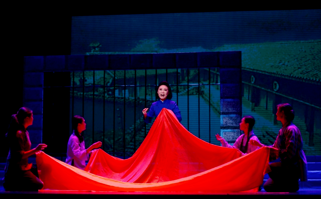一场江姐狱中绣红旗的表演将本场演出推至高潮,伴随着红旗铺展在舞台