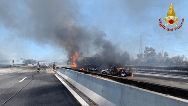意大利a1高速公路发生严重车祸油罐车起火2人死亡