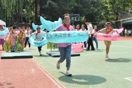 如何有效防止孩子溺水 青岛小学生进行防溺水演练