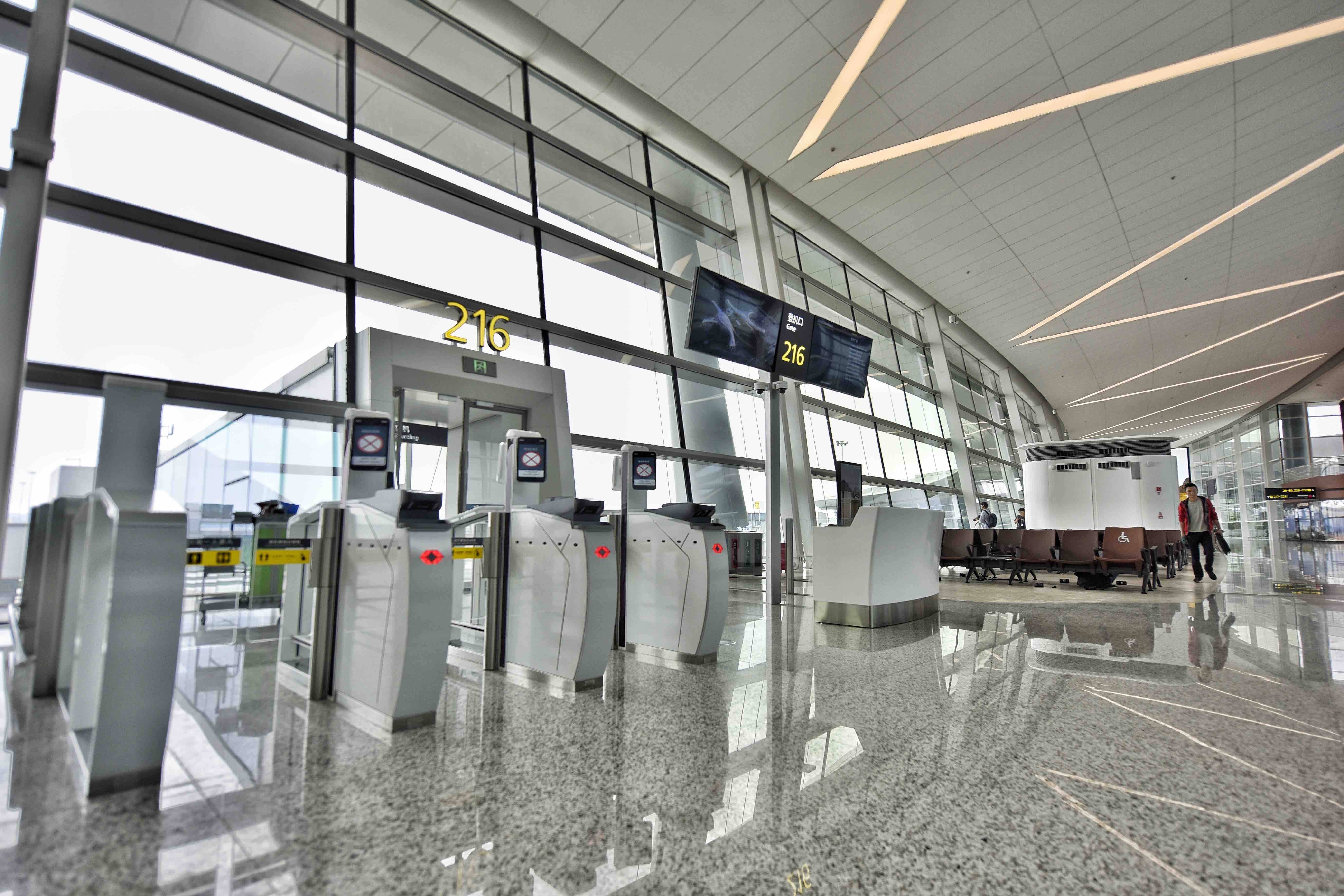 这是6月23日拍摄的成都天府国际机场t2航站楼内的登机口.