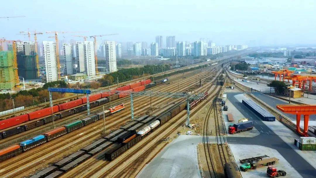 当班列也可私人订制东方日升常州奔牛站上海洋山港定制海铁班列顺利