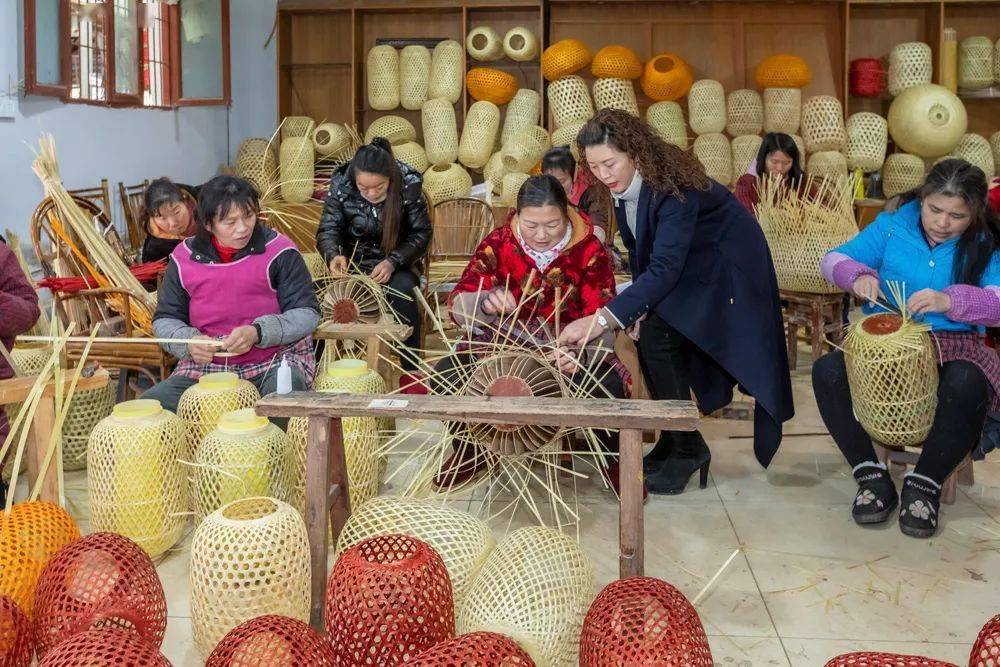 万学出生在有"竹编艺术之乡"美誉之称的眉山市青神县.