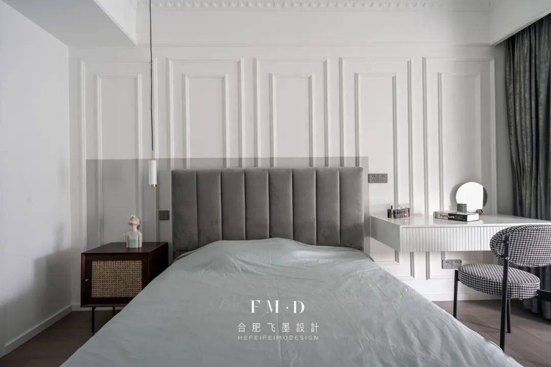 如果想要设计更有层次感,床头背景墙我们也可以选择加上石膏线,设计