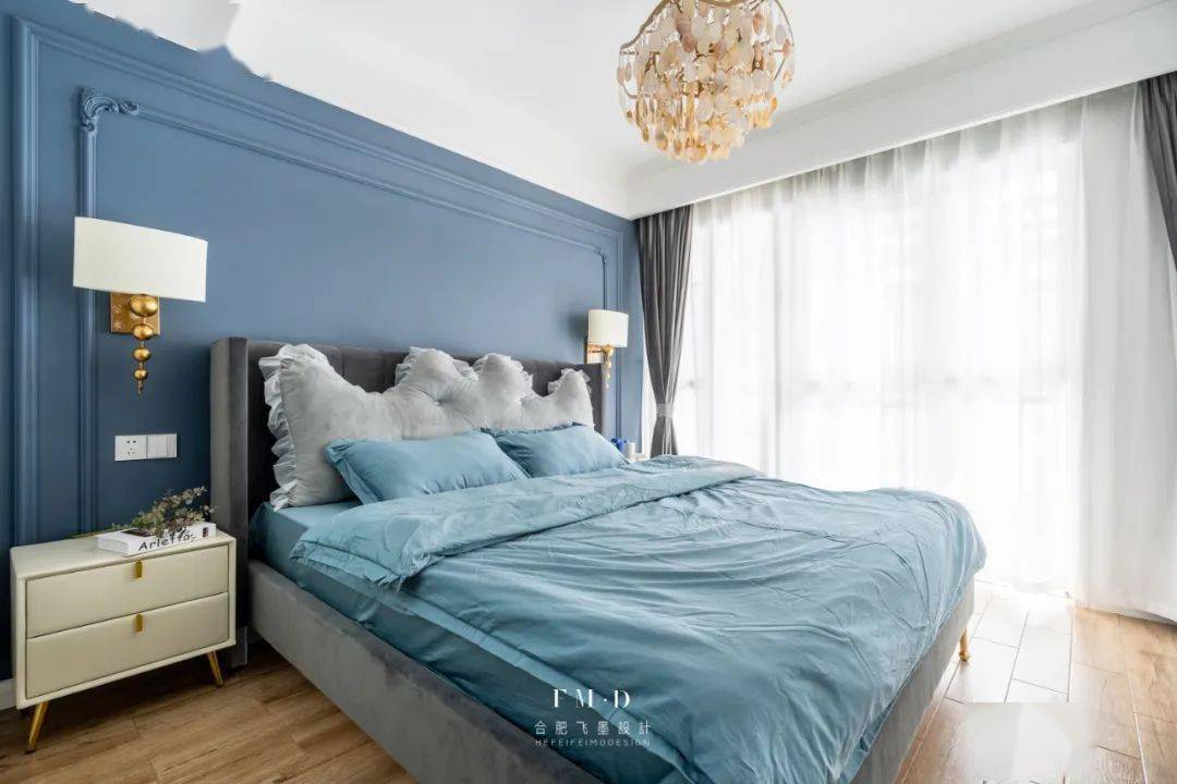 如果想要设计更有层次感,床头背景墙我们也可以选择加上石膏线,设计