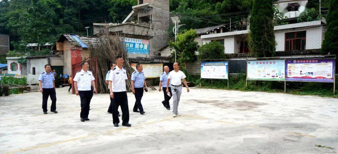 党委副书记,政委杨照义,党委委员,副监狱长卢彬一行8人到长顺县磨谢村