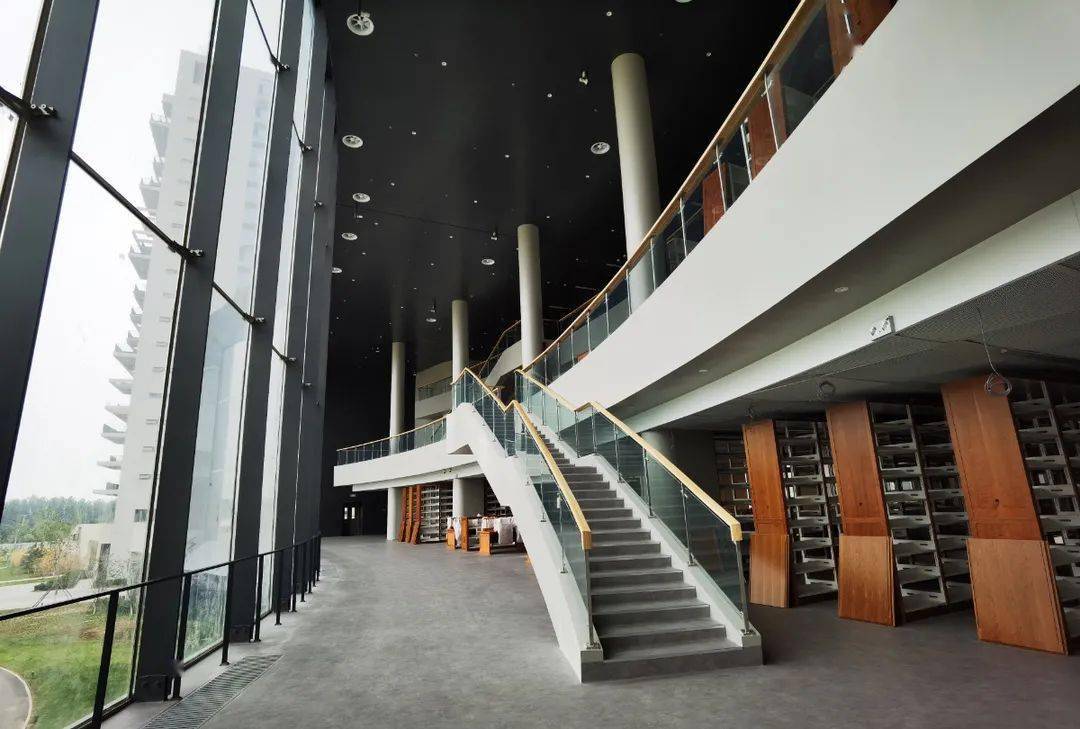 学院怀柔校区,实地参观了新校区内的教学楼,放映厅,体育场,图书馆等