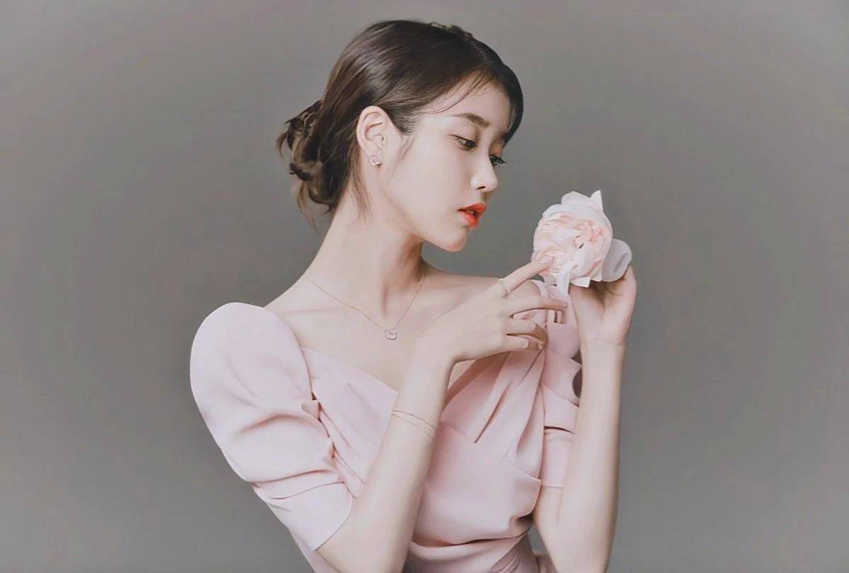 iu本人也觉得很漂亮的身体部位是.锁骨曲线