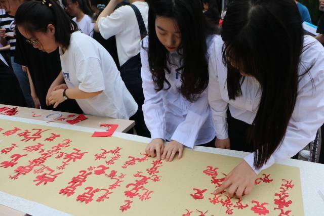 宁波卫生职院:100名大学生创作100幅“红色”剪纸作品 庆祝中国共产党成立100周年