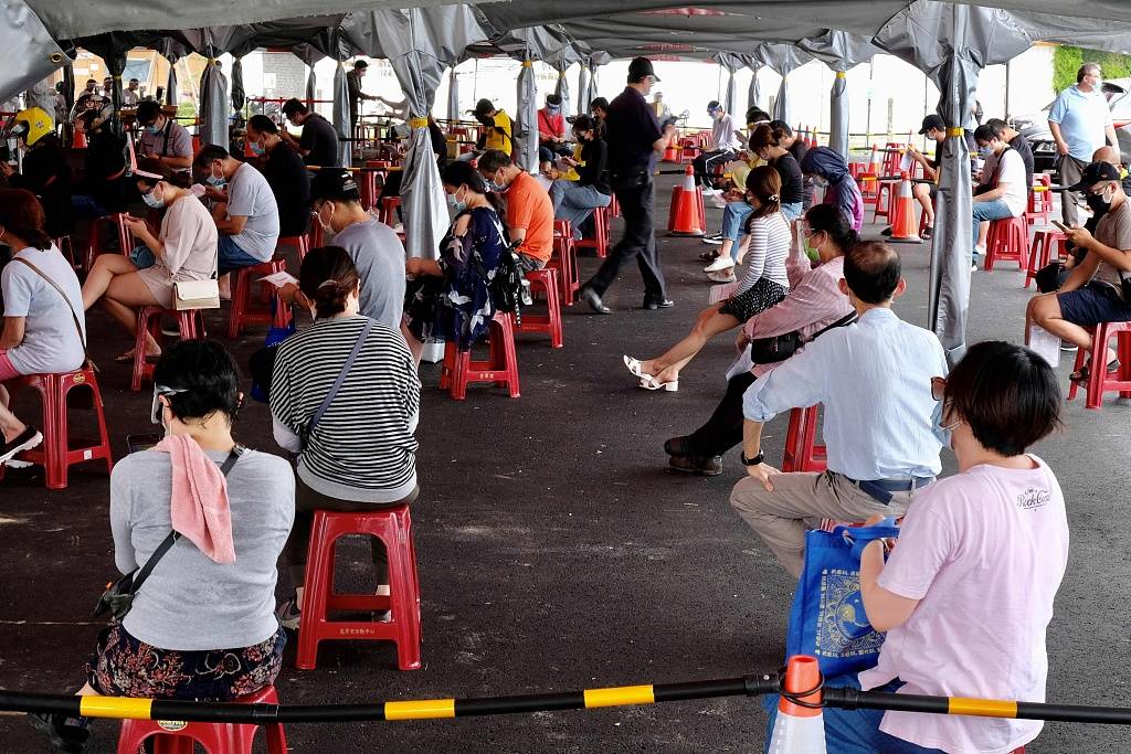 台湾新北市民众等待接受新冠病毒检测