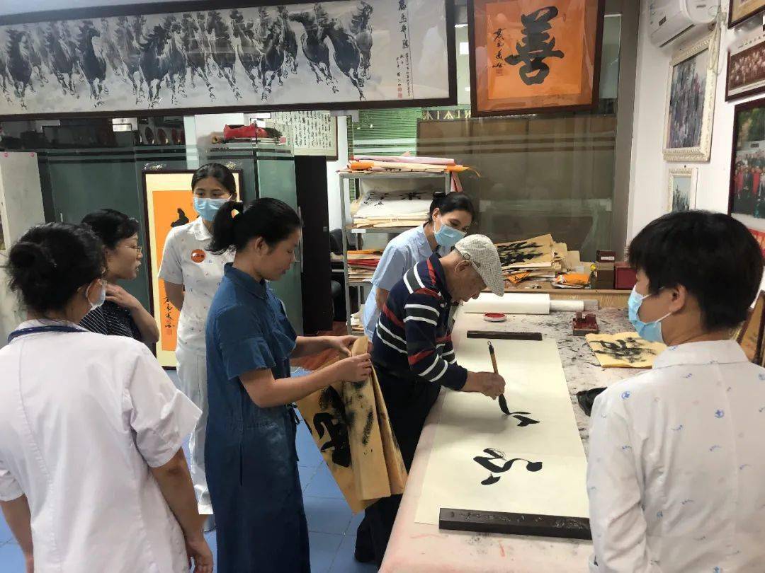 红色故事温暖社会老年病院把爱送进家