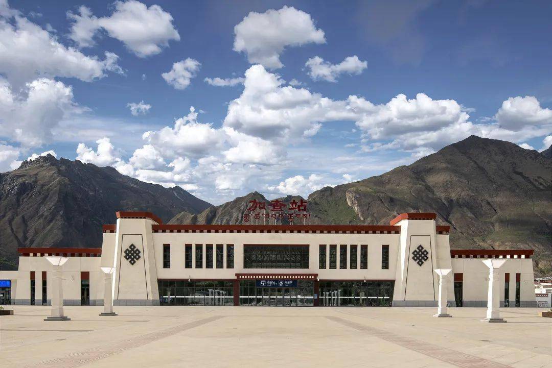 拉萨至林芝铁路正式开通运营