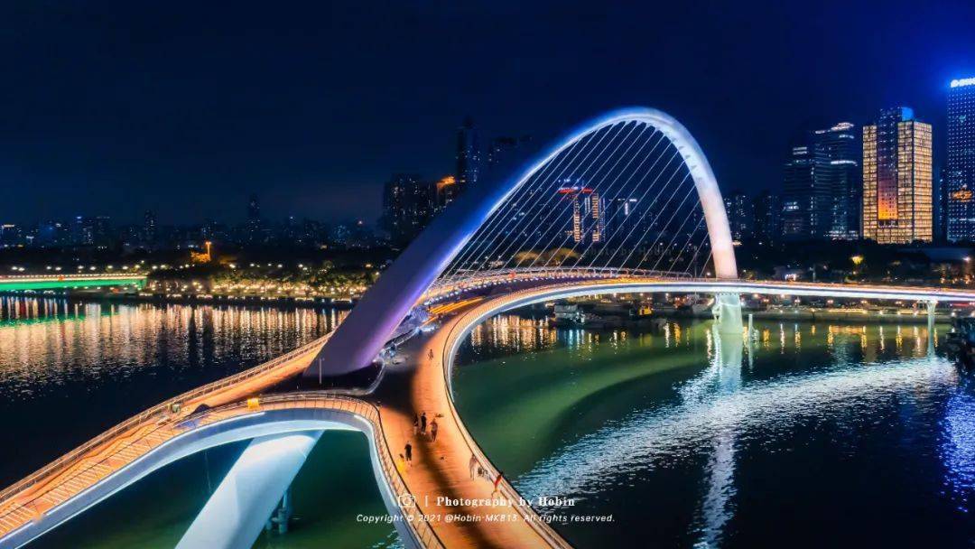 融入广州中轴线的夜景中,流光溢彩25日晚,海心桥举行亮灯仪式广州首座