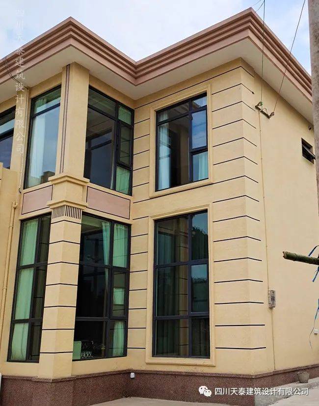 别墅侧面实景展示一本栋别墅外墙装修材料为底部天然石材,一层二层