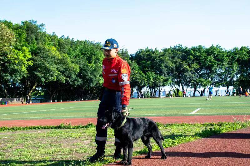 四川警察学院教官正在训练警犬.图据受访者