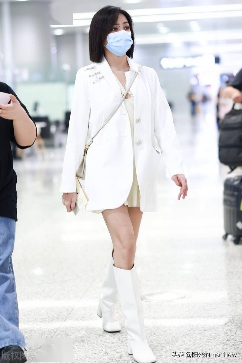 街拍谢可寅白色西装淡黄裙内搭白色长筒靴干练清爽