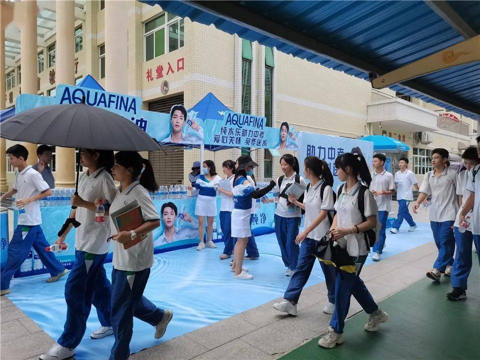 自带传送门的照片校服图片