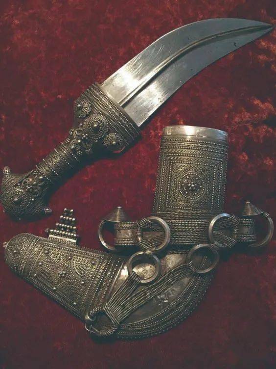 这刀什么来路被印在国旗和钞票上还曾作为国礼赠给我国阿曼弯刀