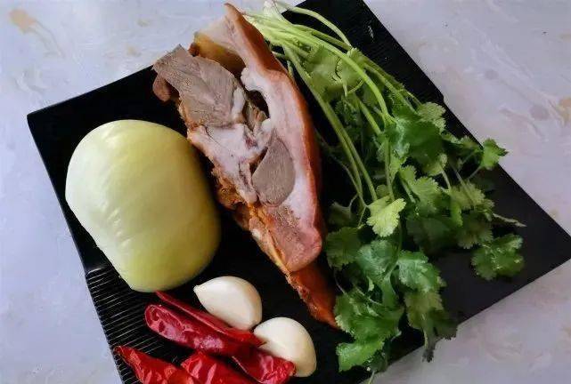 洋葱拌猪头肉下酒下饭两不误