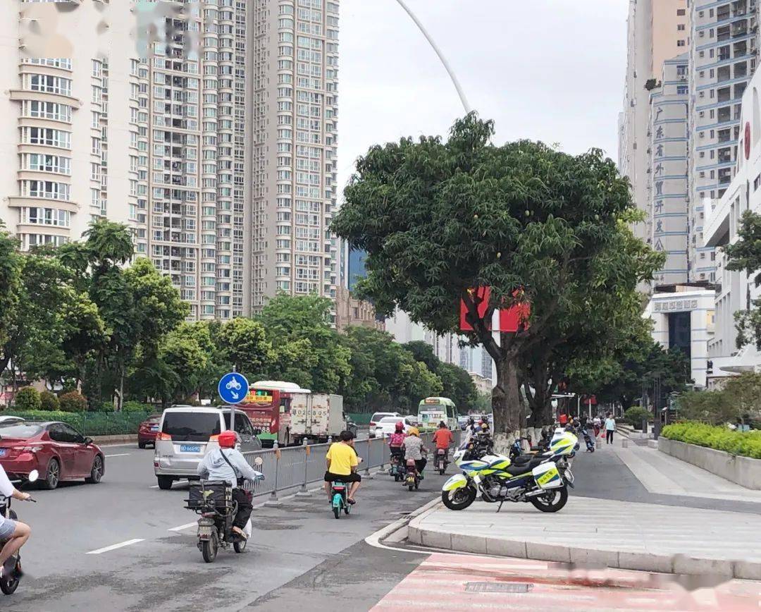 汕头交警严查摩托车,非机动车不按道行驶违法行为._路口