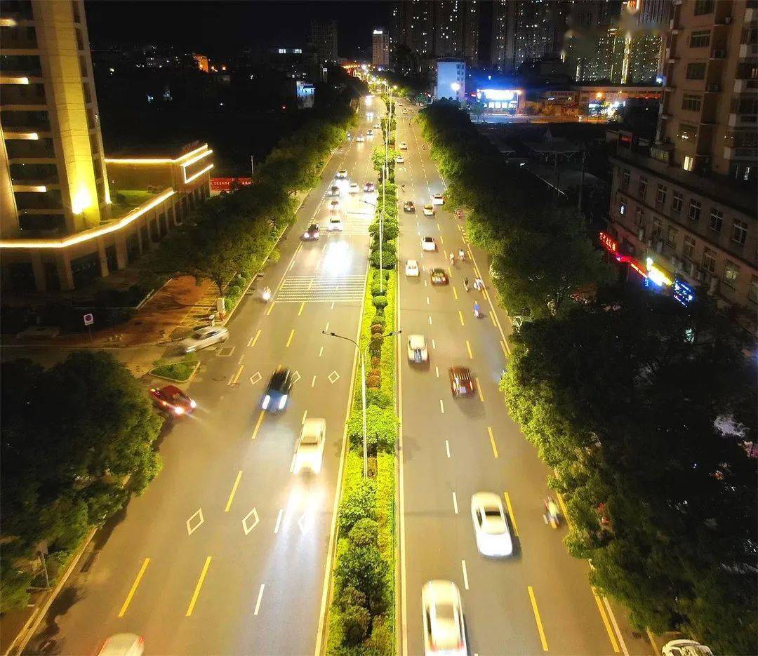 龙岩大道路灯夜景视频龙腾路路灯夜景以全新面貌迎接建党百年.