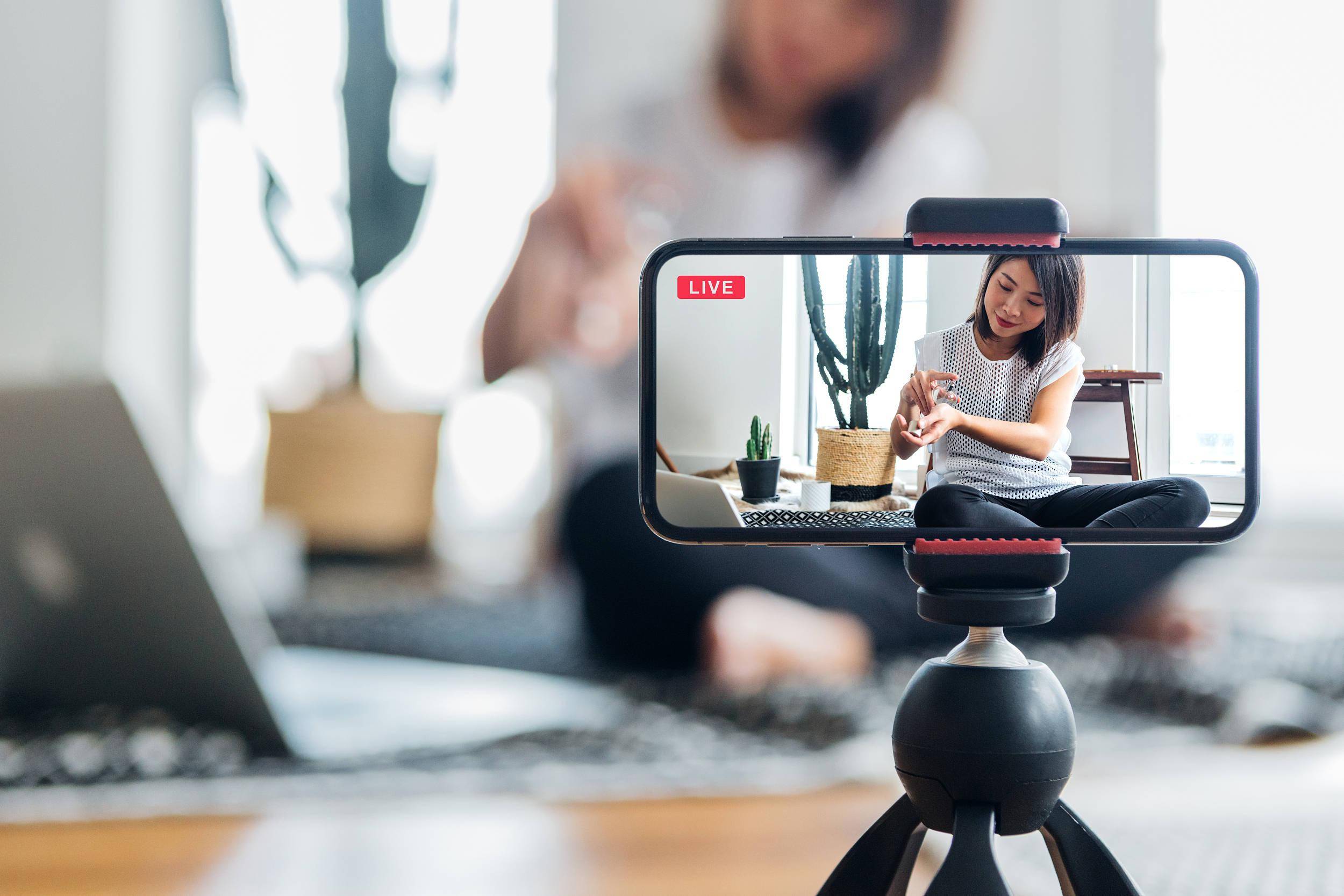 主播冲刺gmv,全靠iphone和茅台?_直播