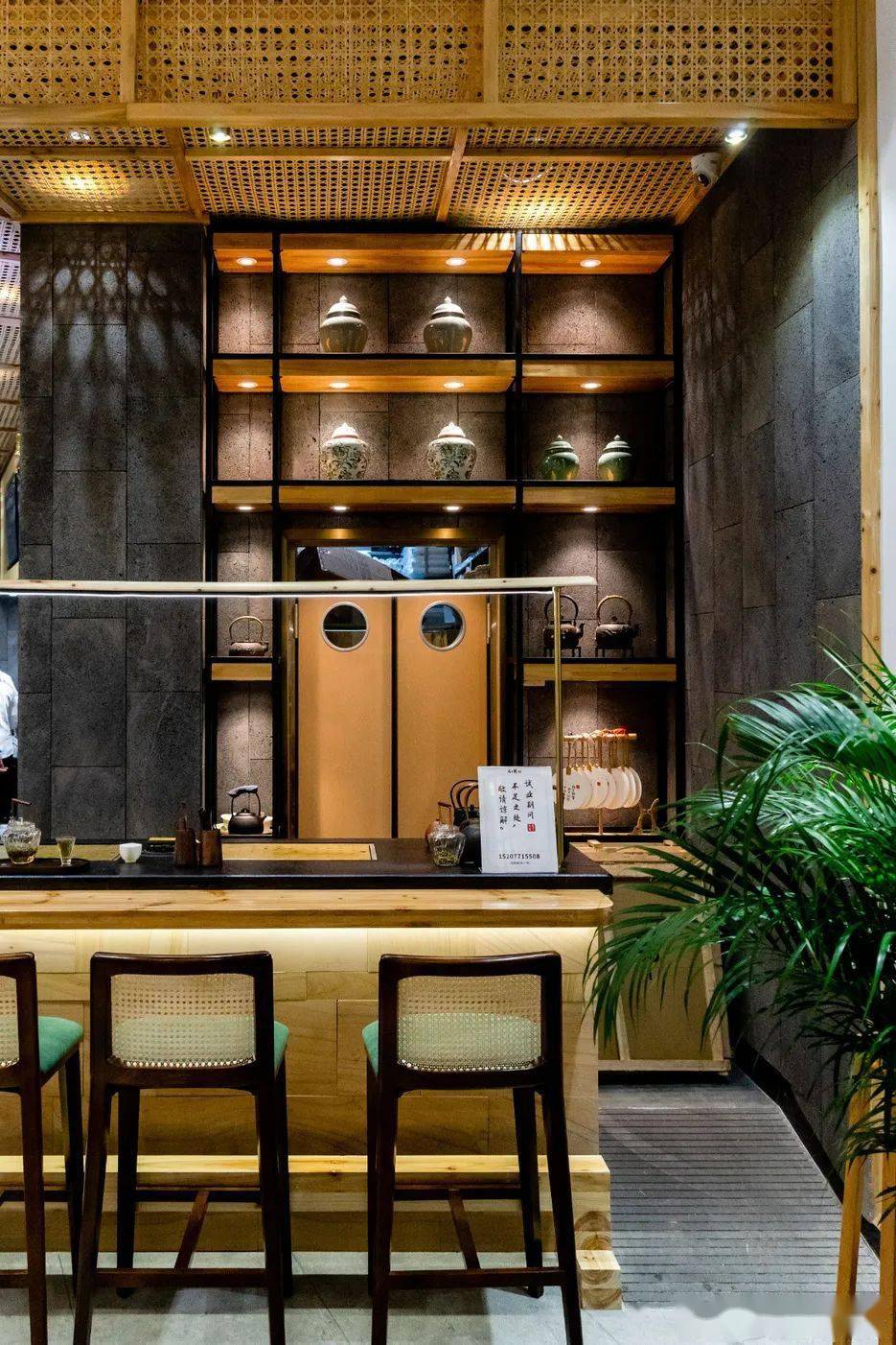 霸王茶姬万象新店来了全场买一送一汉服同袍到店还可免费喝茶