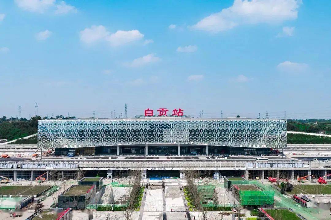 北起内江市成渝城际铁路内江北站,向南经白马镇进入自贡市境内,再经