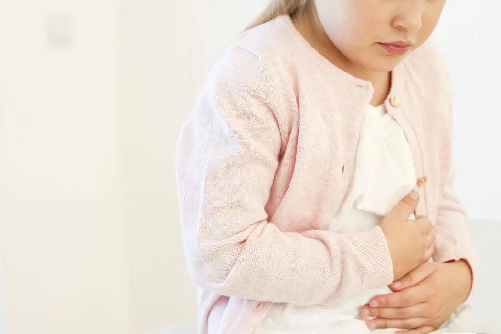 起初,爸爸妈妈以为她是吃坏了肚子,哪知这种症状一直不见好转.